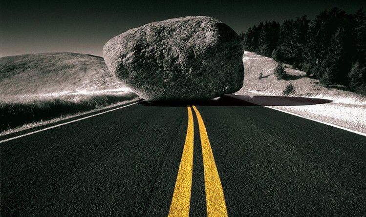 Камень лежащий на дороге