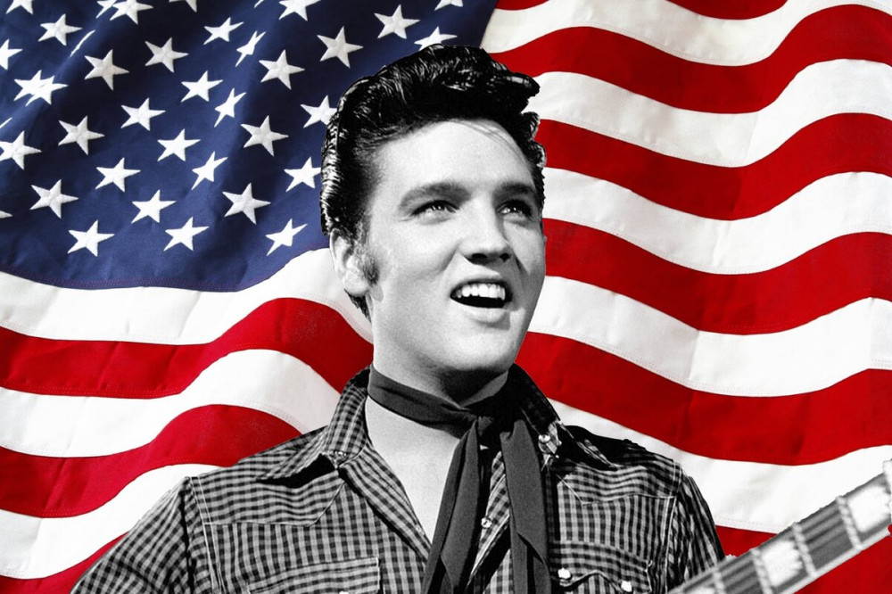 Elvis Presley-vozle-flaga