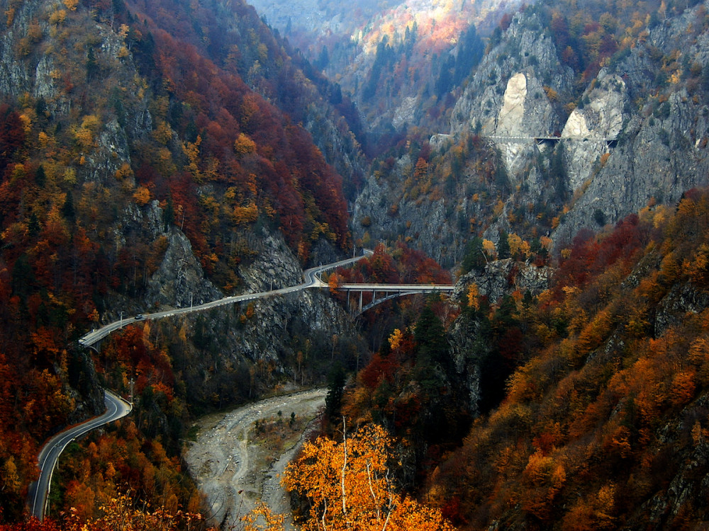 Autumn-on-Transfagarasan-road-Romania-Sh